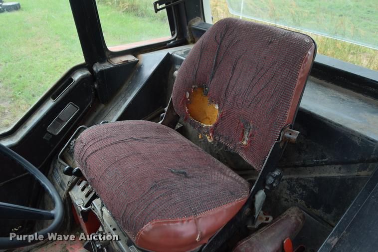 image for item L2631 1981 International 1086 tractor