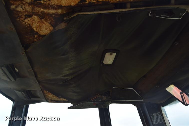 image for item L2631 1981 International 1086 tractor