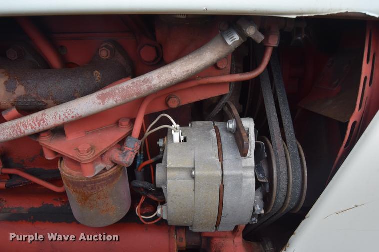 image for item L2631 1981 International 1086 tractor