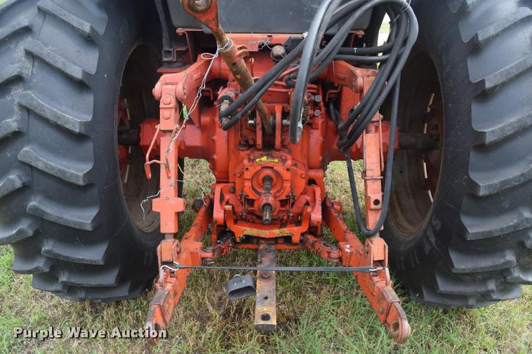 image for item L2631 1981 International 1086 tractor