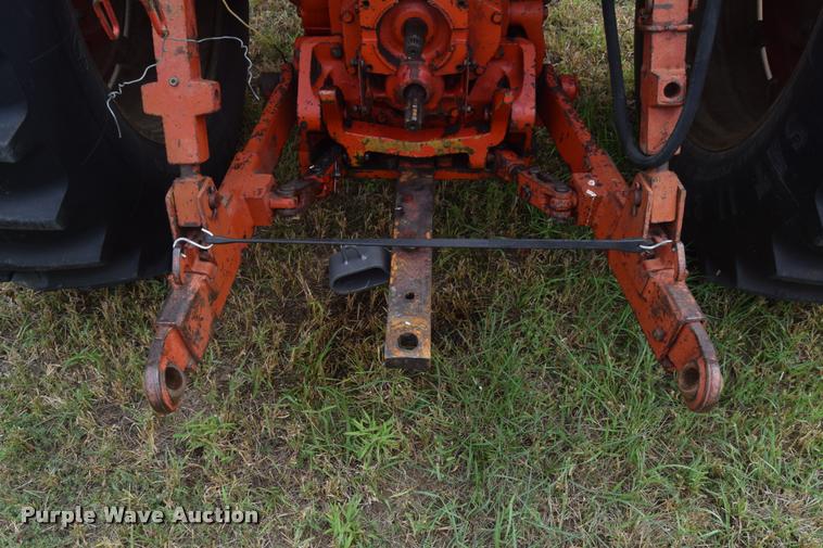 image for item L2631 1981 International 1086 tractor