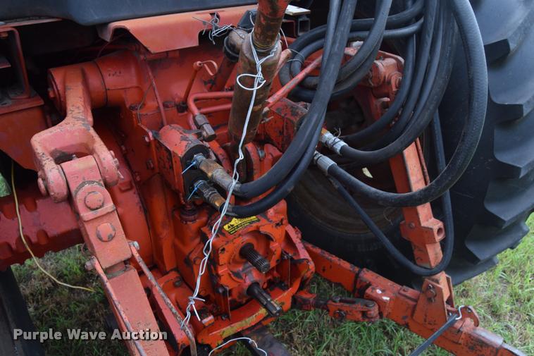 image for item L2631 1981 International 1086 tractor