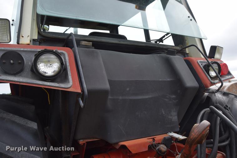 image for item L2631 1981 International 1086 tractor