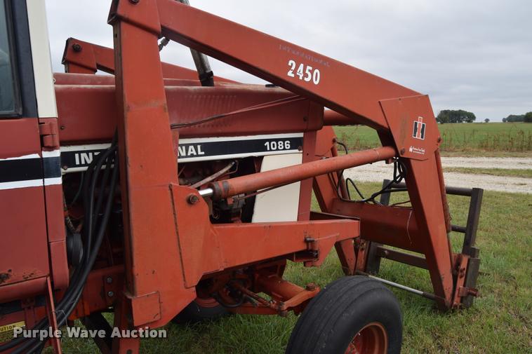 image for item L2631 1981 International 1086 tractor