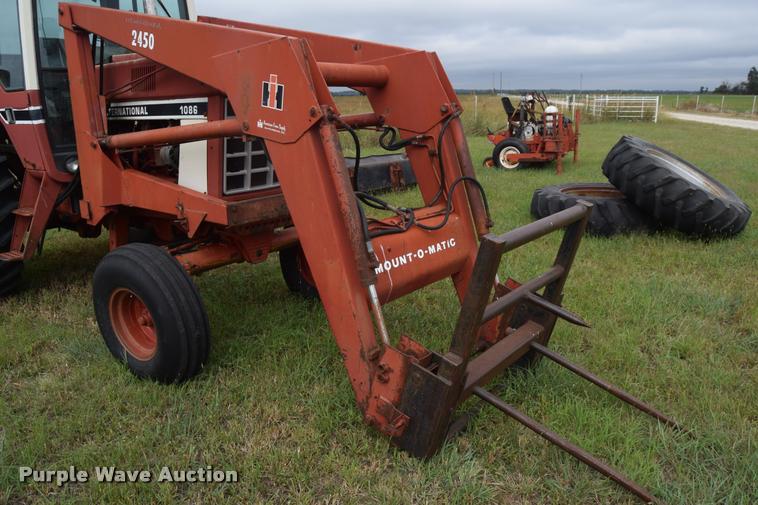 image for item L2631 1981 International 1086 tractor