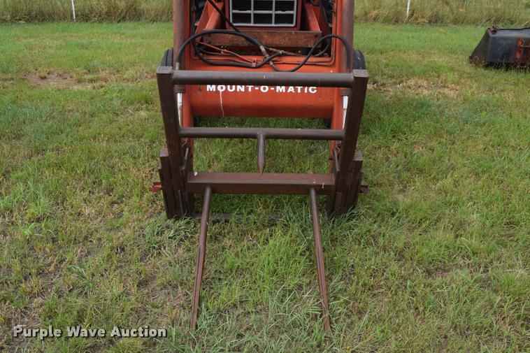 image for item L2631 1981 International 1086 tractor