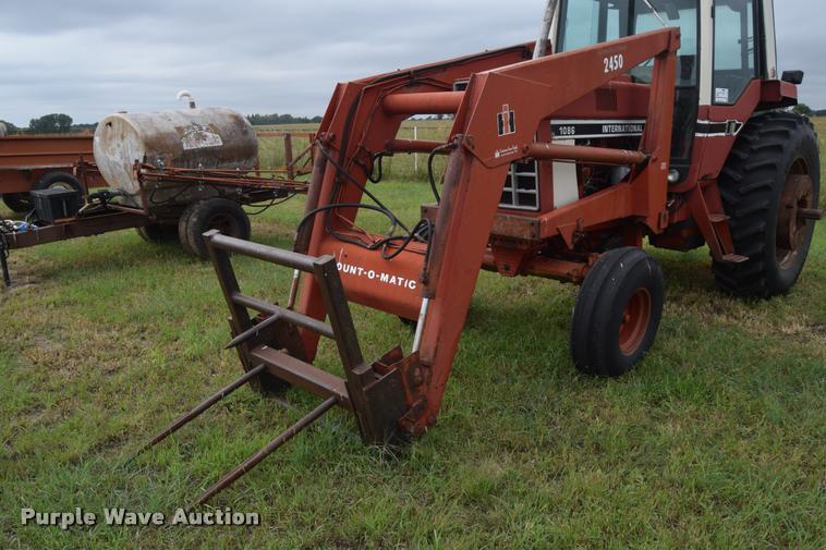 image for item L2631 1981 International 1086 tractor