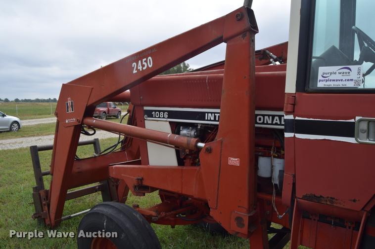 image for item L2631 1981 International 1086 tractor