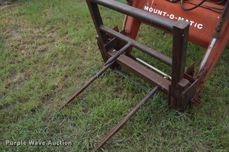 image for item L2631 1981 International 1086 tractor