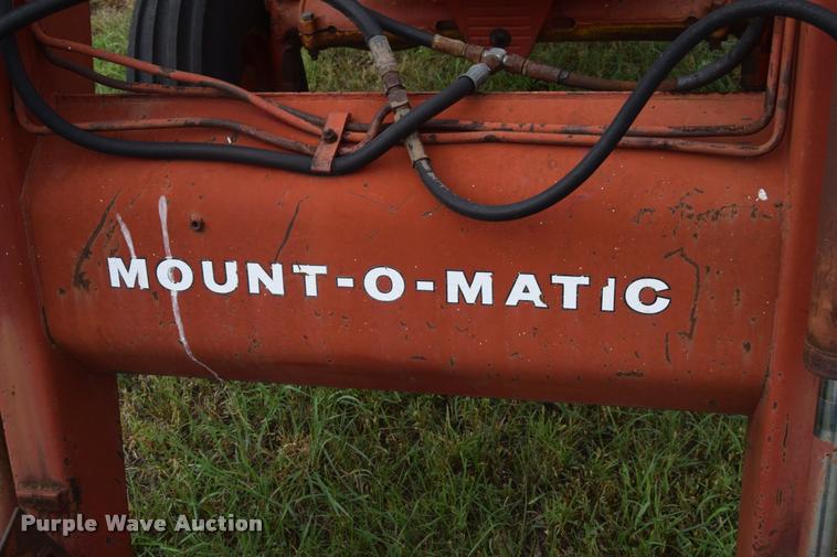 image for item L2631 1981 International 1086 tractor