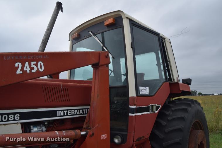 image for item L2631 1981 International 1086 tractor