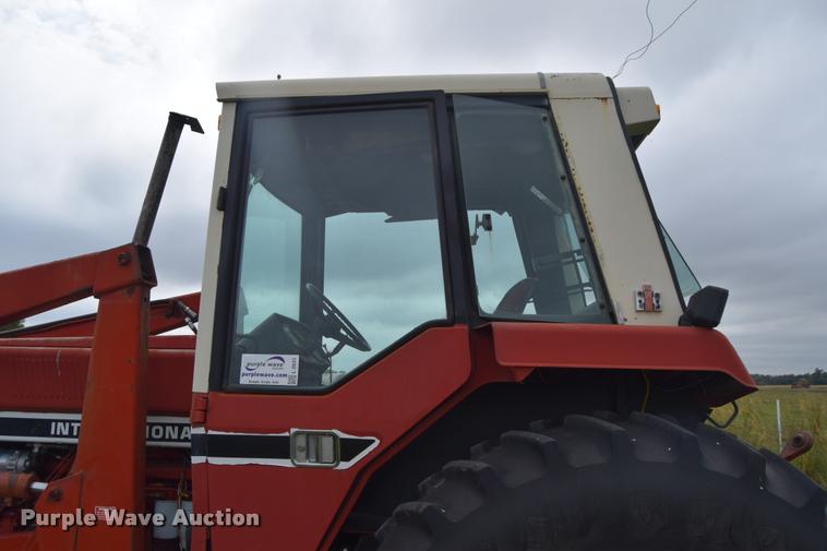 image for item L2631 1981 International 1086 tractor