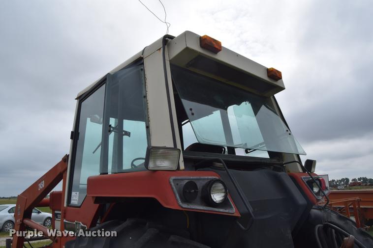 image for item L2631 1981 International 1086 tractor