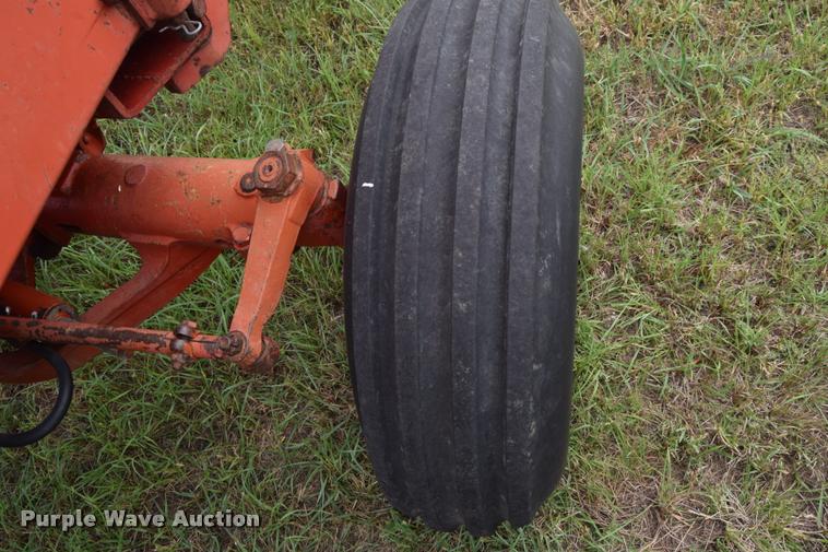 image for item L2631 1981 International 1086 tractor