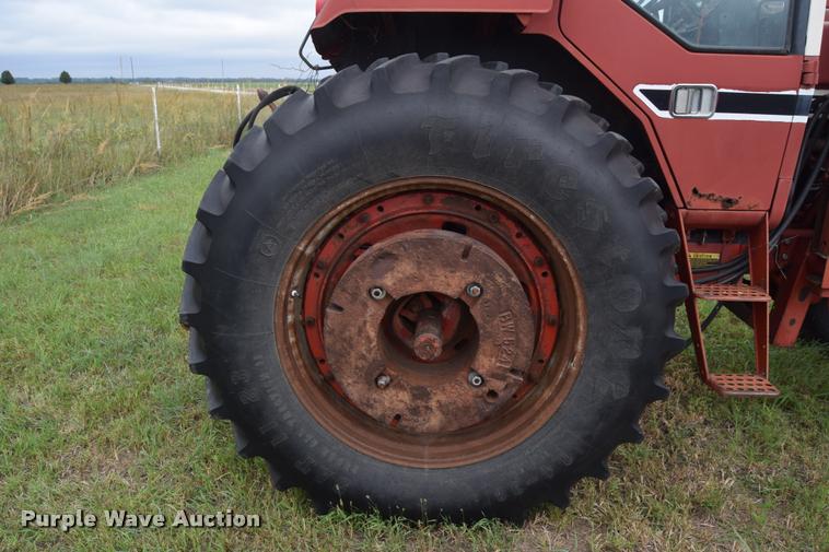 image for item L2631 1981 International 1086 tractor