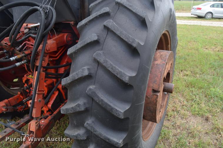 image for item L2631 1981 International 1086 tractor