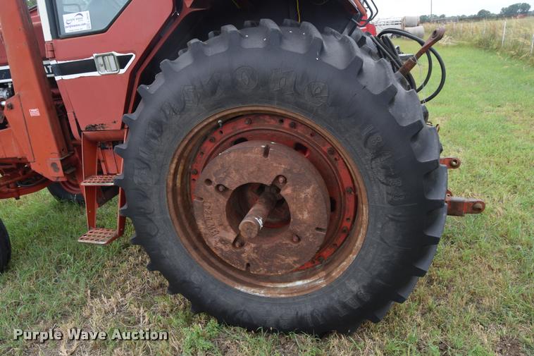 image for item L2631 1981 International 1086 tractor