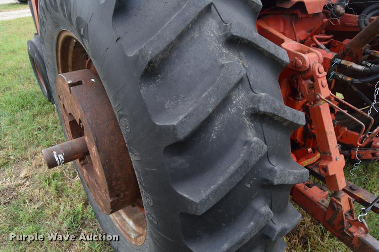 image for item L2631 1981 International 1086 tractor