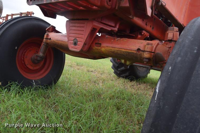 image for item L2631 1981 International 1086 tractor