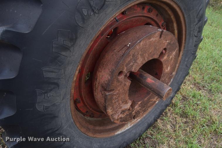 image for item L2631 1981 International 1086 tractor