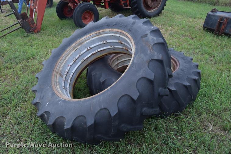 image for item L2631 1981 International 1086 tractor