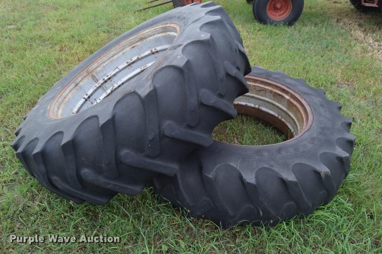 image for item L2631 1981 International 1086 tractor