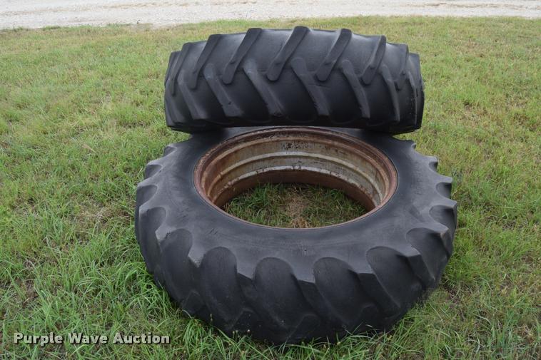 image for item L2631 1981 International 1086 tractor