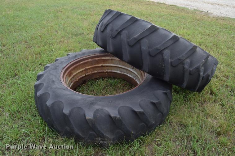 image for item L2631 1981 International 1086 tractor