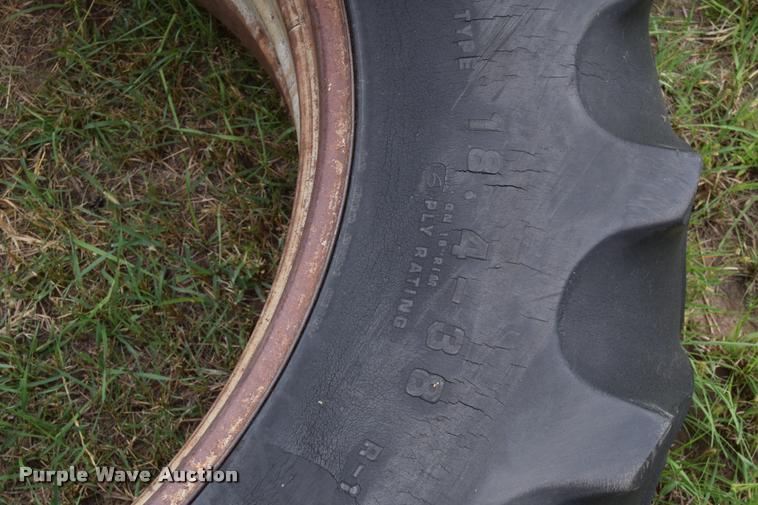 image for item L2631 1981 International 1086 tractor