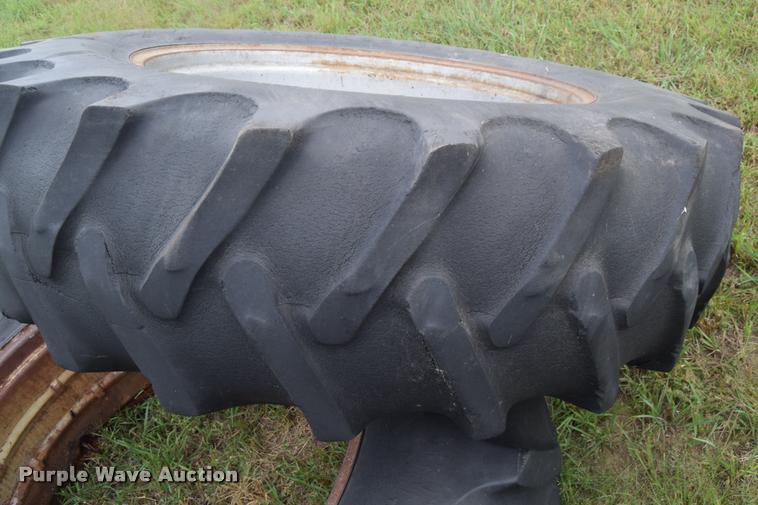 image for item L2631 1981 International 1086 tractor