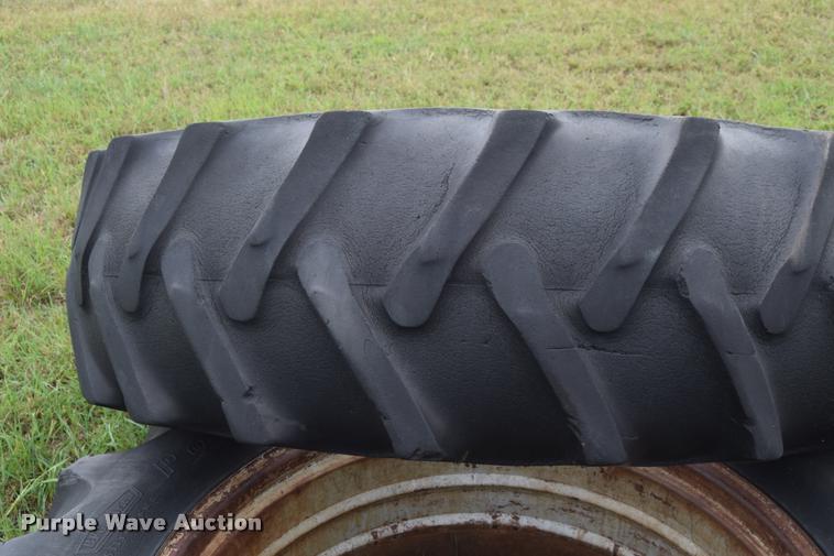 image for item L2631 1981 International 1086 tractor