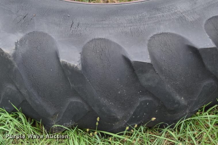 image for item L2631 1981 International 1086 tractor