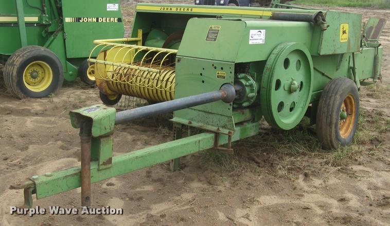 image for item L3844 John Deere 336 small square baler