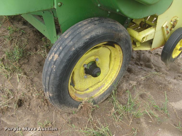 image for item L3844 John Deere 336 small square baler
