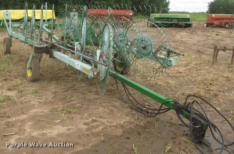 image for item L3846 John Deere 704 hay rake