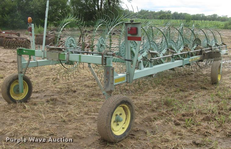 image for item L3846 John Deere 704 hay rake