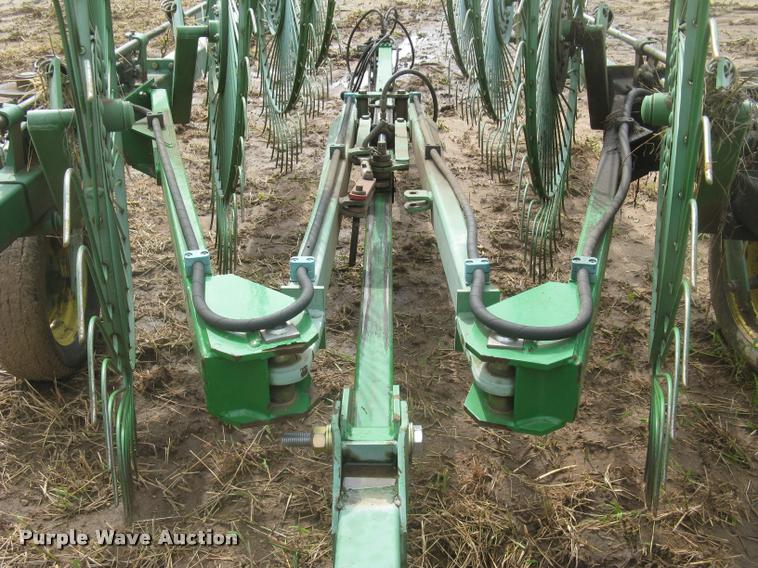 image for item L3846 John Deere 704 hay rake