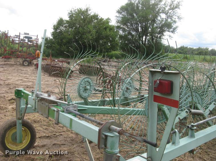image for item L3846 John Deere 704 hay rake