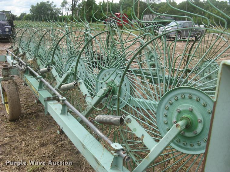 image for item L3846 John Deere 704 hay rake