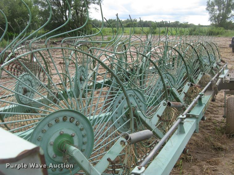 image for item L3846 John Deere 704 hay rake