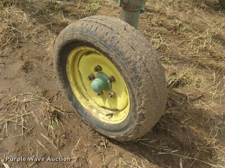 image for item L3846 John Deere 704 hay rake