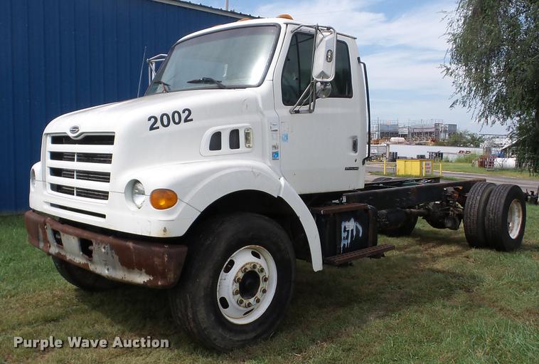 image for item AG9418 1999 Sterling L8501 truck cab and chassis