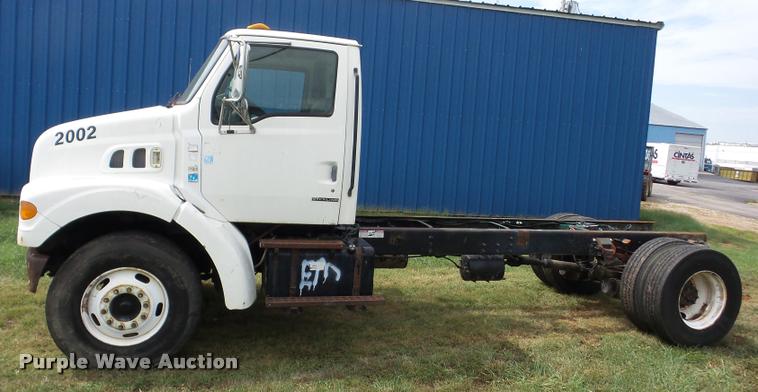 image for item AG9418 1999 Sterling L8501 truck cab and chassis