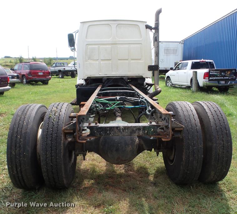 image for item AG9418 1999 Sterling L8501 truck cab and chassis