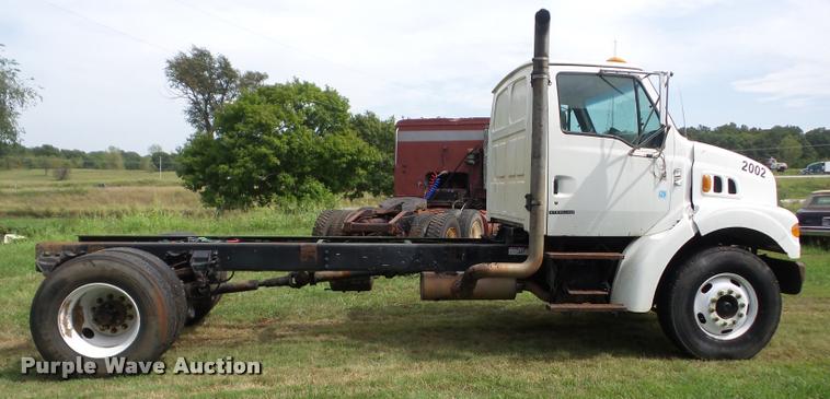 image for item AG9418 1999 Sterling L8501 truck cab and chassis