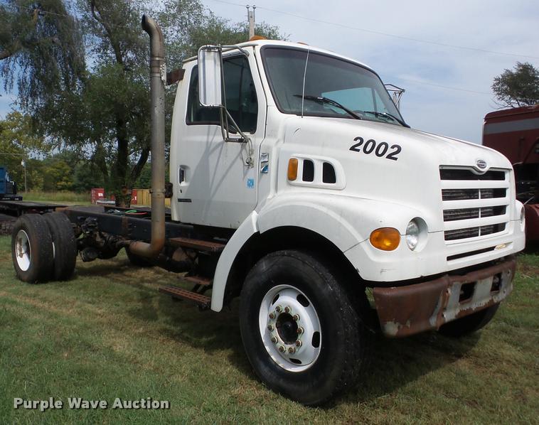 image for item AG9418 1999 Sterling L8501 truck cab and chassis