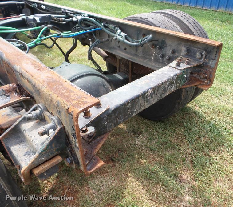 image for item AG9418 1999 Sterling L8501 truck cab and chassis