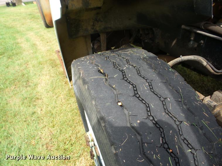 image for item AG9418 1999 Sterling L8501 truck cab and chassis