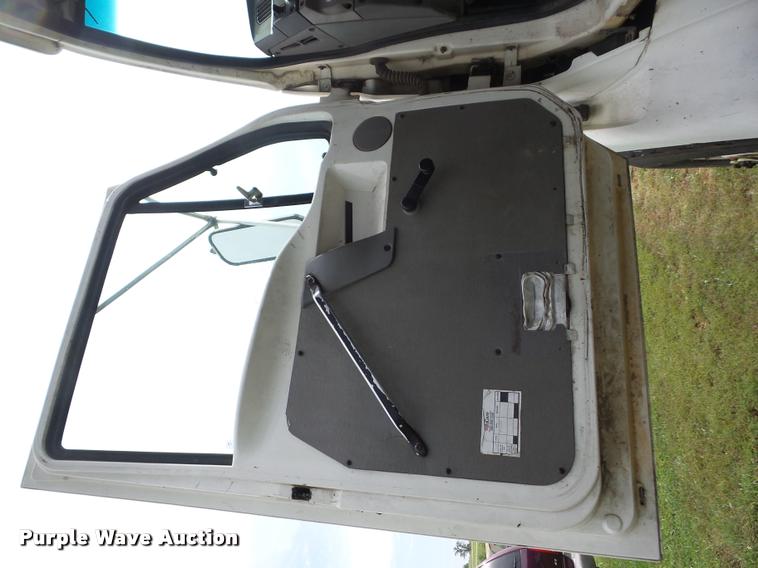 image for item AG9418 1999 Sterling L8501 truck cab and chassis