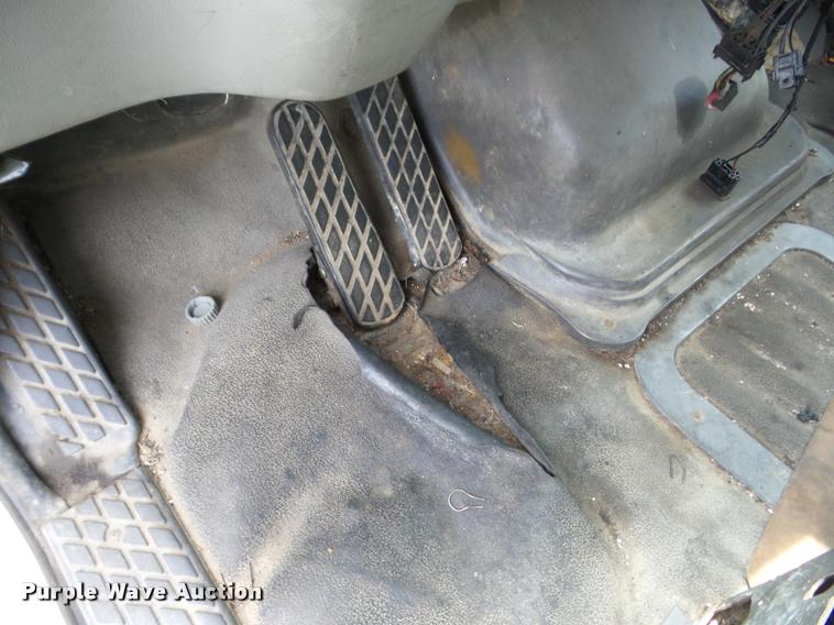 image for item AG9418 1999 Sterling L8501 truck cab and chassis